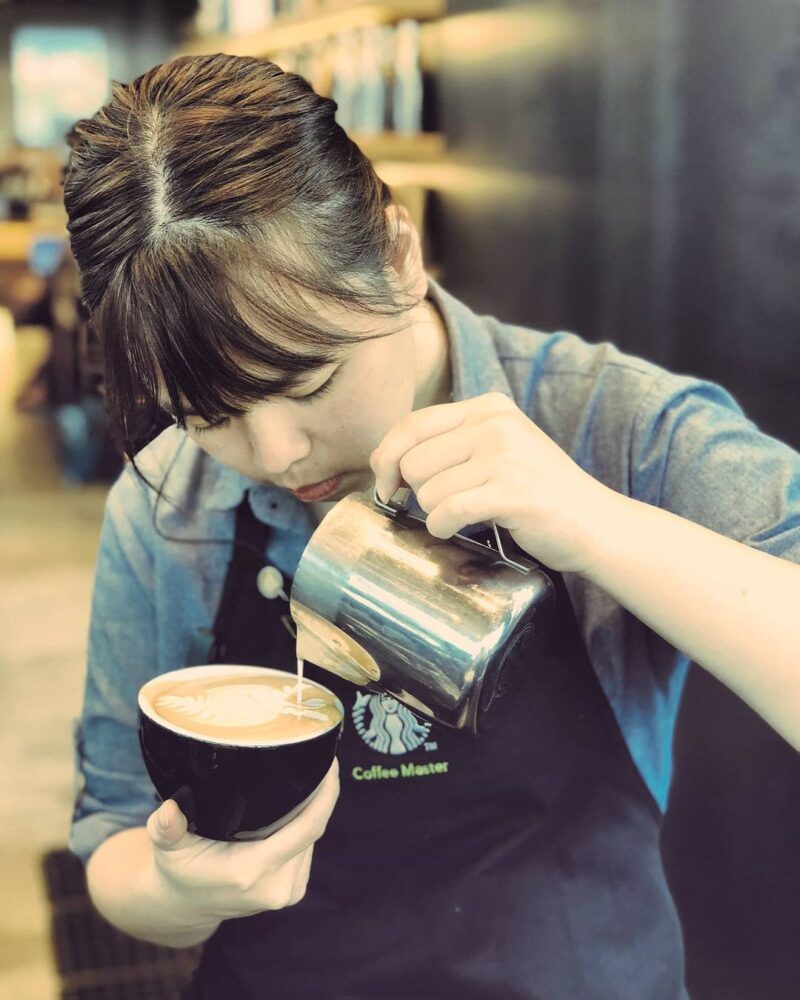 Siew Hui pouring latte